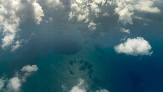 海面之上云彩穿梭航拍大海视频素材模板下载
