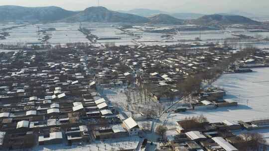 航拍冬日下雪空镜