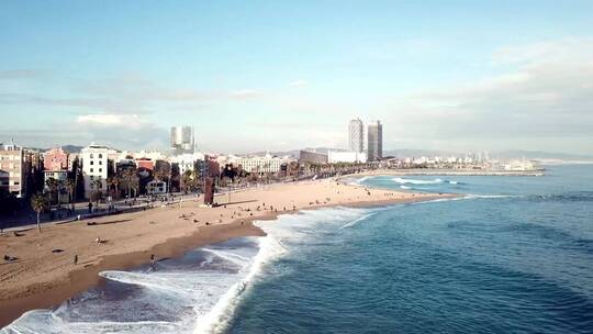 沿着城市海滩破碎的巨浪视频素材模板下载