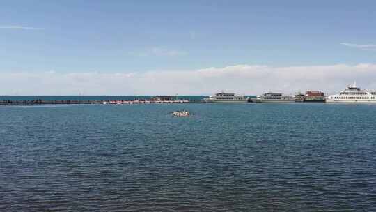 青海海南青海湖碧水天空飞鸟航拍视频