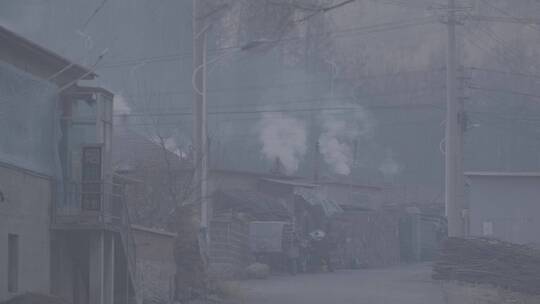 东北乡村冬季清晨炊烟袅袅长焦镜头拍摄LOG视频素材模板下载