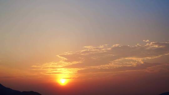 山日出天空阳光穿透云朵延时早晨太阳光芒云