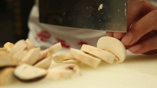 【镜头合集】厨师切口蘑香菇草菇各种蘑菇