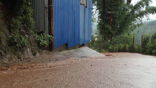 山区夏季山洪大水冲垮道路