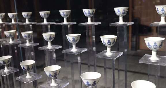 景德镇御窑博物馆展示架上的青花瓷杯