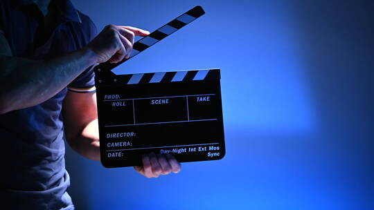 手拿护板的电影制作人视频素材模板下载