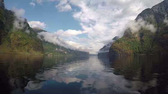 挪威。在峡湾巡游中滑过平静的水面。