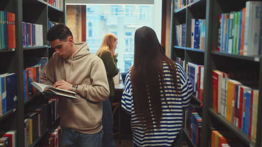 学生在图书馆过道探索知识
