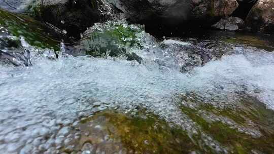 水泉水溪流中的山泉水