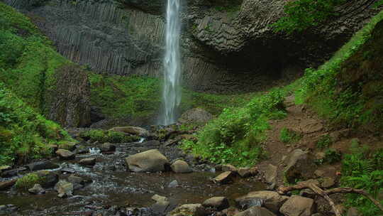 Latourell瀑布，小溪，玄武岩柱，树叶，向右平移，slomo视频素材模板下载