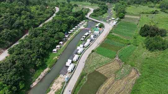 农村露营公园航拍乡村露营地河边露营溪流边