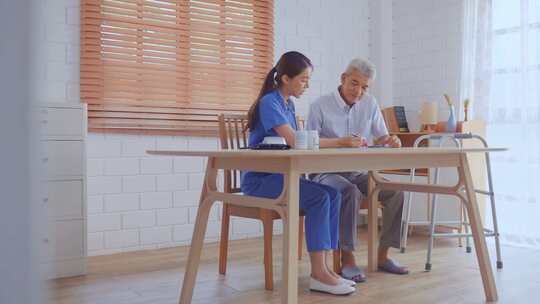 亚洲护理护士检查和听老人病人在家里。视频素材模板下载