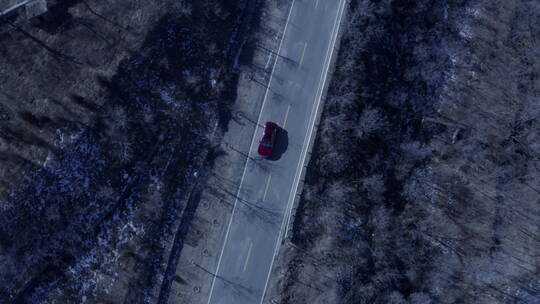 航拍红色汽车在山路行驶 纵向近景横向拉远
