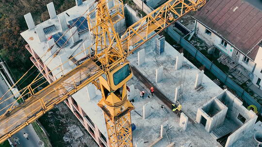 航拍起重机和建筑工地视频素材模板下载