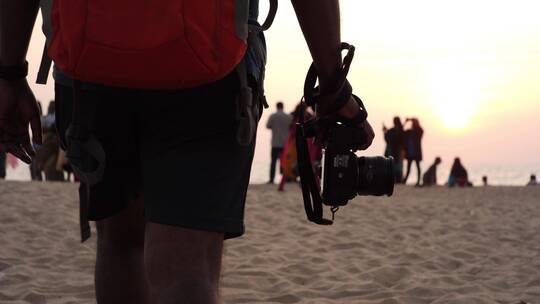 摄影师在海滩行走