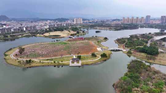 航拍广西贺州爱莲湖公园城市风光