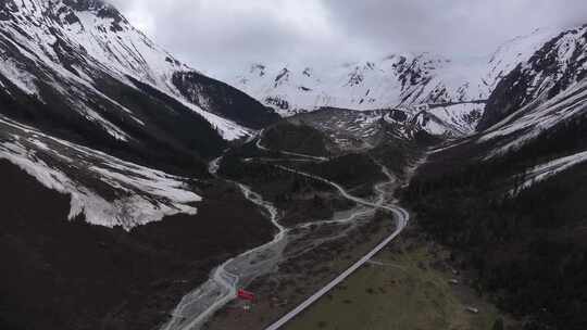 西藏墨脱G559扎墨公路雪山航拍风光