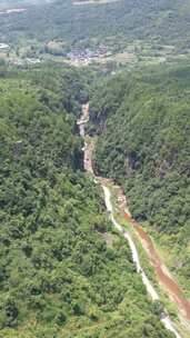 竖版航拍大山山谷公路