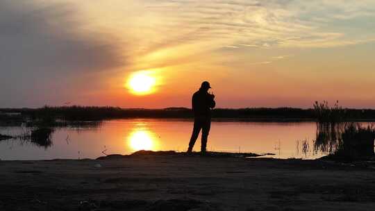 乌梁素海夕阳下人物剪影