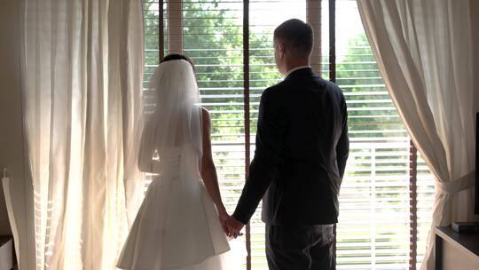 婚礼夫妇看向窗外