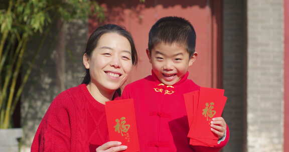 中国人母子家门口拜年新年快乐