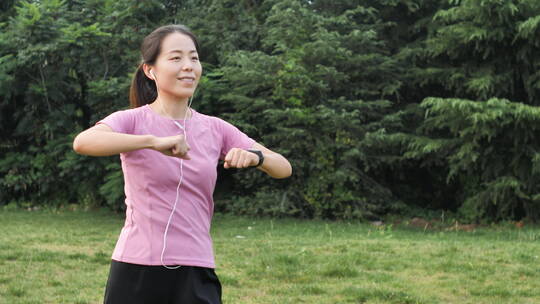 亚洲中国女性女士带耳机运动前后热心运动