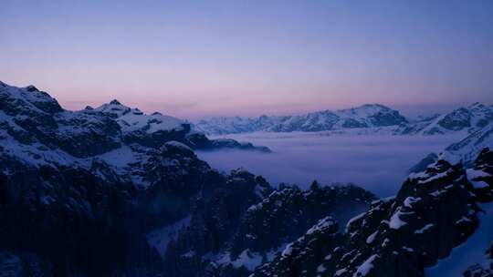 雪岭薄暮 云雾缭绕 冷冽梦幻画卷