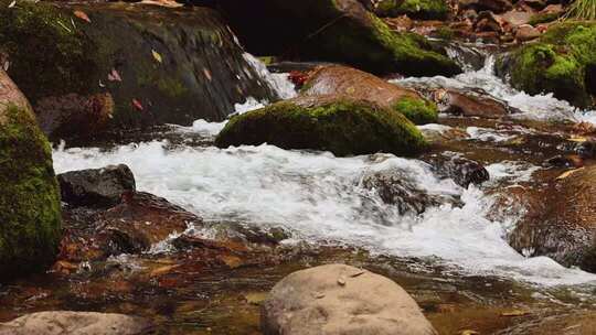 山间流淌的溪水与岩石