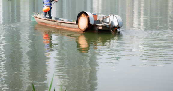 都市生态环境保护打捞湖面杂草