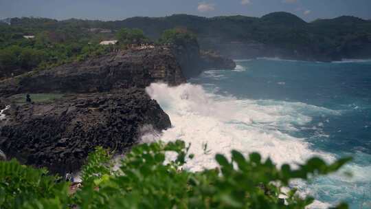 海岸浪花拍打礁石