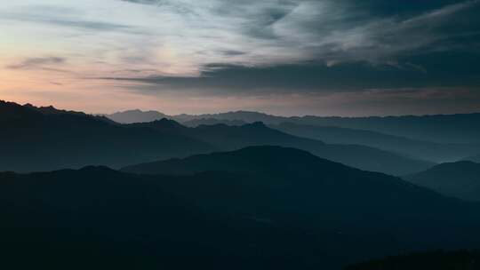 黎明前云南山区延绵群山国画水墨风