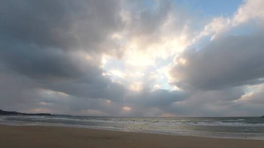 海岸沙滩落日阴云延时