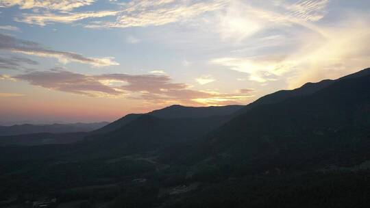 峡谷上的夕阳风景