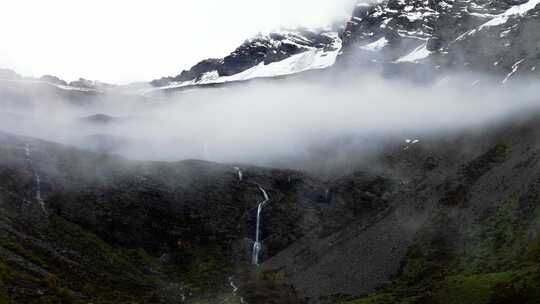 阿坝州小金县小二普牧业村结斯沟的雪山瀑布