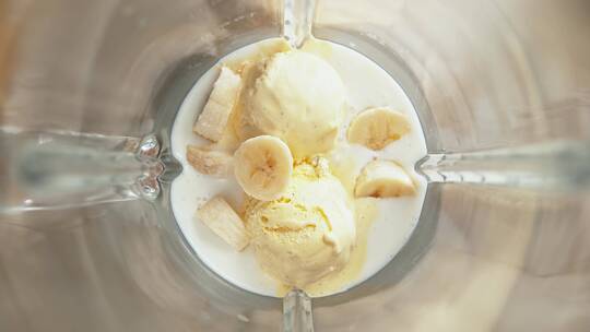 用搅拌机制作香蕉奶昔