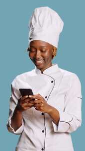 厨师浏览手机