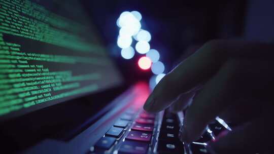 深夜计算机黑客在电脑键盘上打字植入病毒！