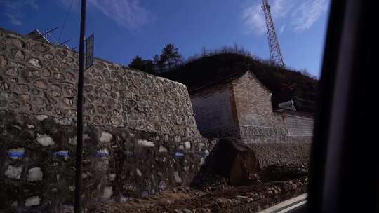 车内视角看路边石墙建筑