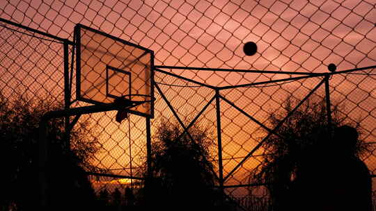 日落时在篮球场上投球
