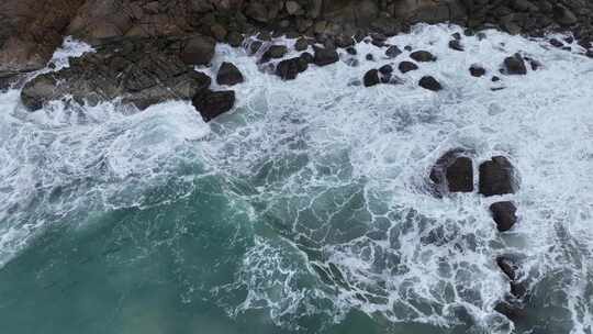 泰国普吉岛海水冲击礁石溅起浪花特写镜头