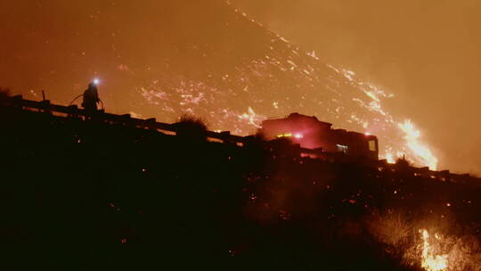 消防队员在加州灭火剪影