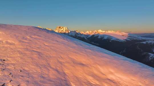 航拍雪山日照金山