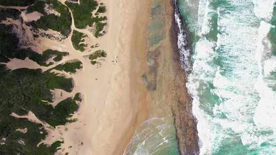 莫桑比克奇登盖勒海滩的鸟瞰向前飞行镜头