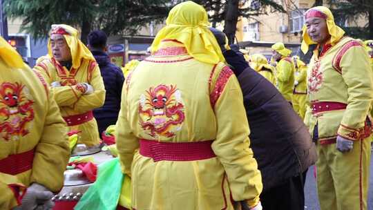 街头民俗表演人员着装特写