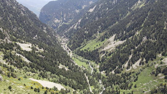 两座大山之间壮观山口的鸟瞰