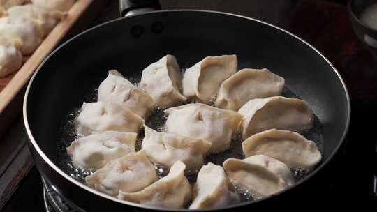 特色中餐生煎饺烹饪过程