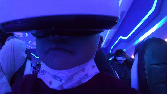 戴上VR头盔体验虚拟现实技术带来的游戏感受