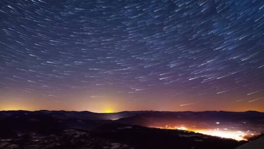 山上日出时的星空