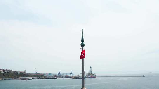 少女塔和土耳其国旗鸟瞰图视频素材模板下载