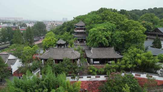 绿树环绕中的古建筑群鸟瞰全景黄冈东坡赤壁